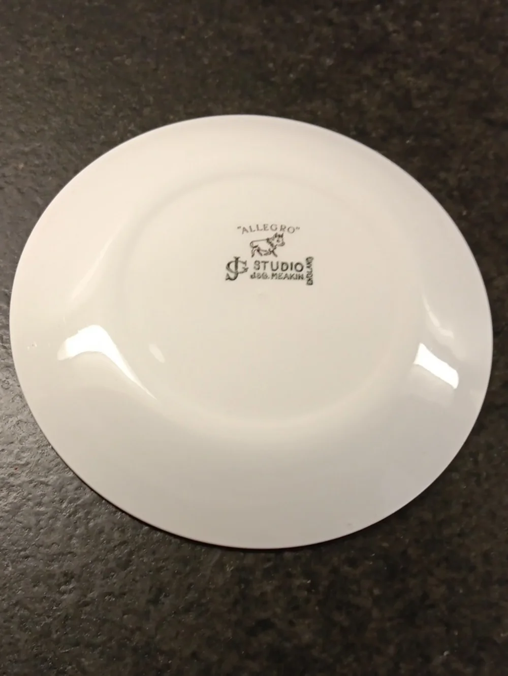 Hard to find White 7 Inch Plate with Olive Green & Gray Starburst Border-England